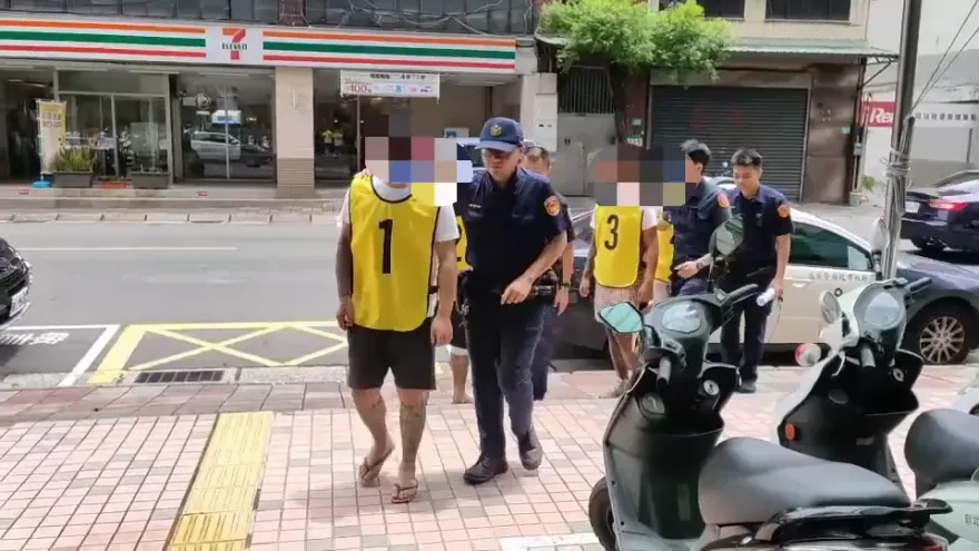 影/太沒道義了！三重丟信號彈嗆債主　衰男扔完鞭炮落單慘被抓回痛毆