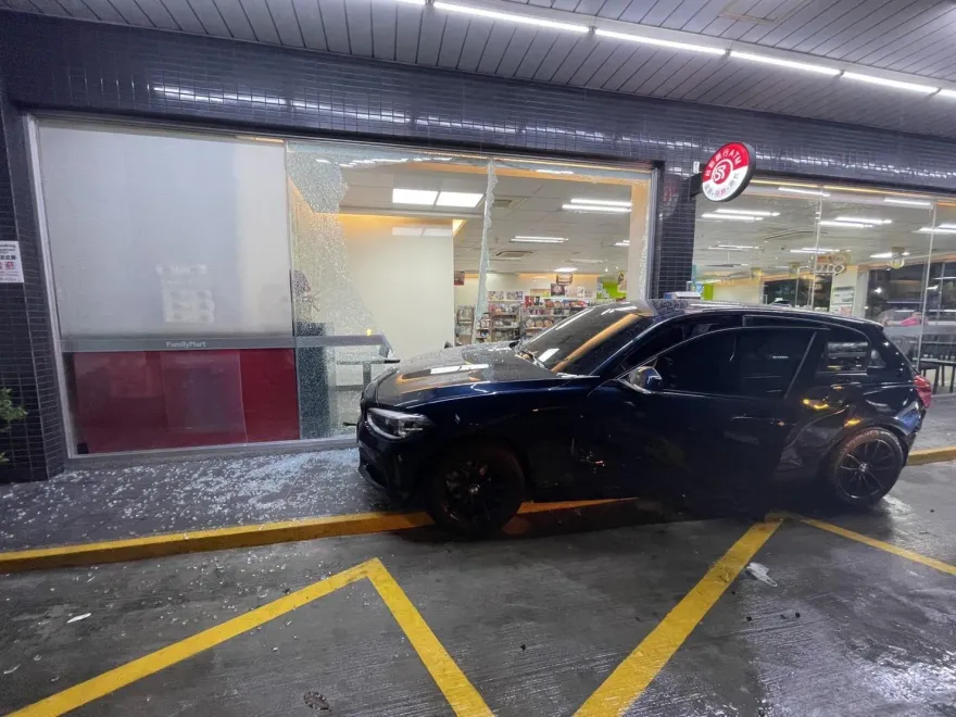 疑妻外遇約談判！驚見妻坐小王車上　人夫「抓狂」猛踩油門連撞5次…連超商也遭殃被撞