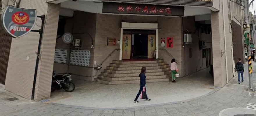 「貼地摩擦」8分鐘！板橋警暴力爭議　重壓騎士嗆「你不要斷氣就好」挨告