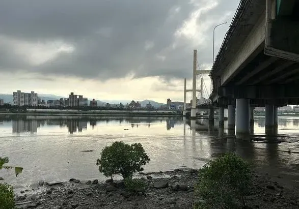 快訊/新北重陽橋下驚見膨脹浮屍　警方已採指紋追查身分