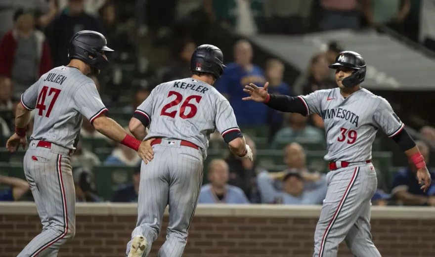 影/最搞笑的長打！雙城外野手被自己球棒絆倒　還是死命跑出二壘安