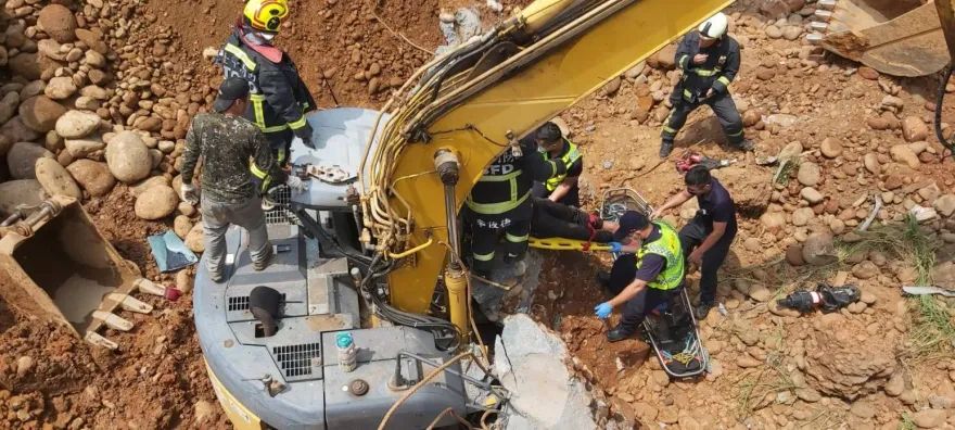 快訊/轟！大甲怪手司機遭擋土牆壓困　小腿受傷送醫