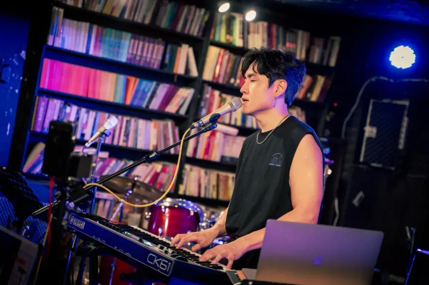 創作歌手不忍了！舞台上雙主唱互嗆：現在是要吵架嗎？