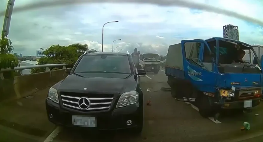 影/台74台中段4車連還撞！裝氣體空瓶大貨車衝撞　畫面曝光