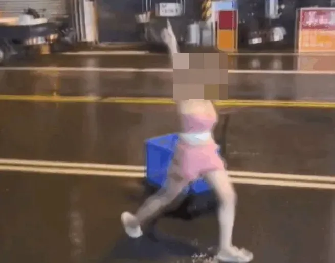 影/中空辣妹墾丁大街開外掛！酒後來來去去「大玩推車」　才罰500