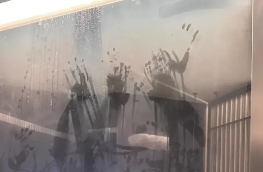 悚！飯店洗澡驚見玻璃浮現「滿滿鬼手印」　老司機詭笑：是一群色鬼