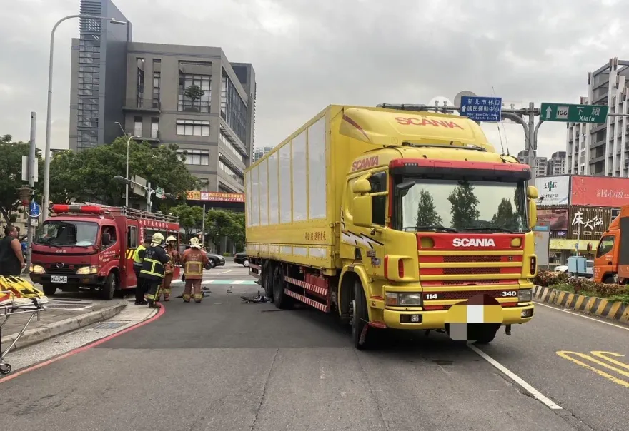 快訊/林口大貨車擦撞腳踏車　騎士頭顱遭輾當場慘死