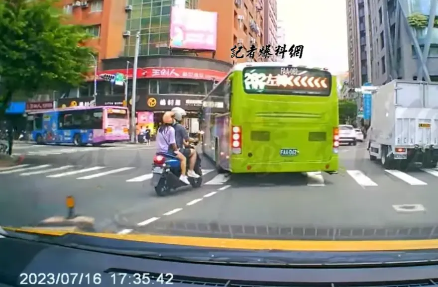 影/夠誇張！三寶騎士3貼「逆向穿公車」衝十字路口　網氣炸：想死別拿小孩開玩笑