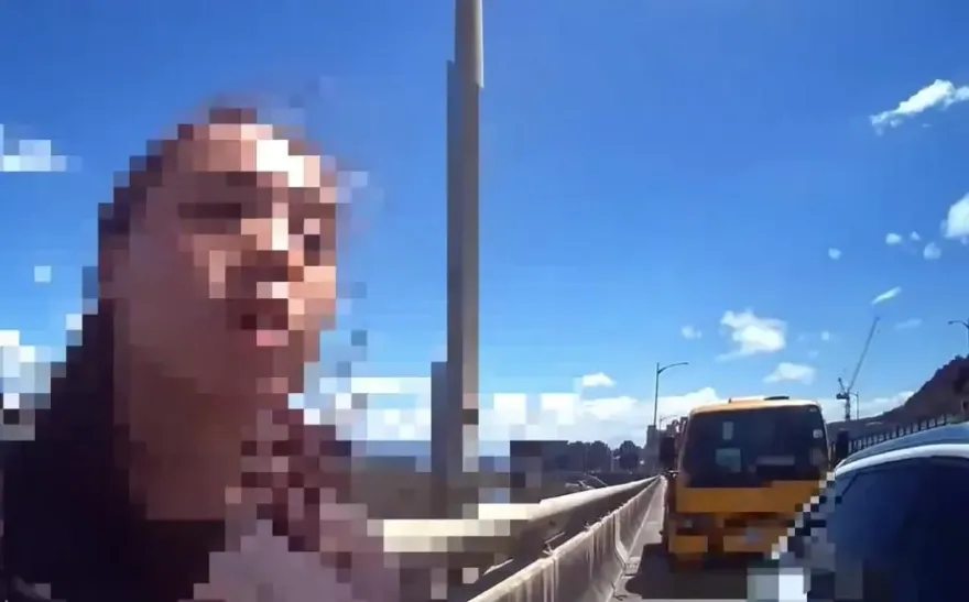 影/台64車輛拋錨與拖吊業者糾紛　女車主控：不給他拖硬要拖！