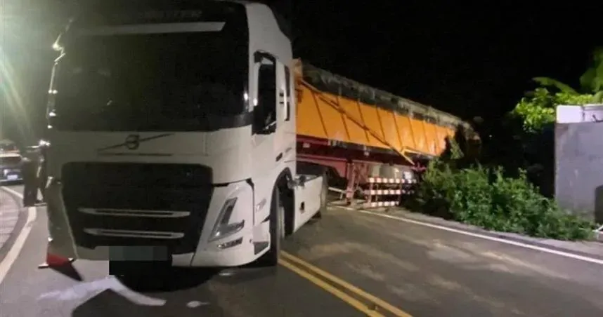 砂石車卡到陰！新北南下到嘉義公墓偷倒廢棄物突「斷開連結」橫躺路中遭逮