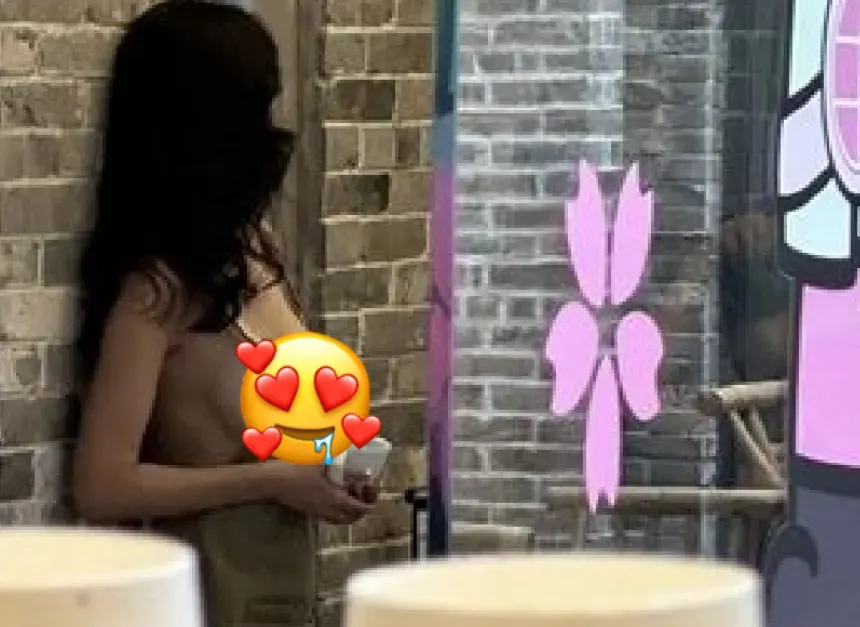 咖啡廳女員工裸上身「只穿圍裙」！側面渾圓巨球炸裂全看光　業者報警了