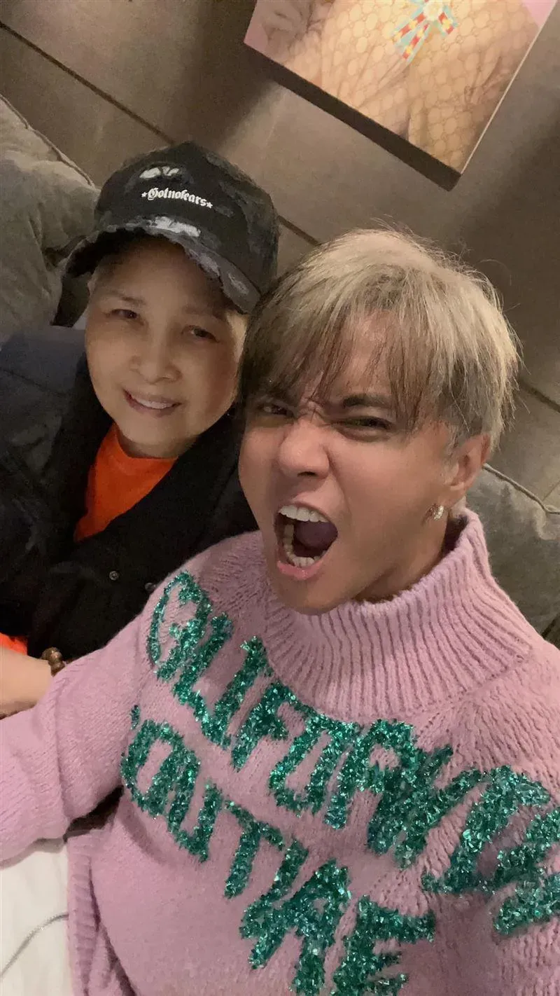 演唱會前夕媽媽住院！羅志祥到院探望病母　曬合照曝病況