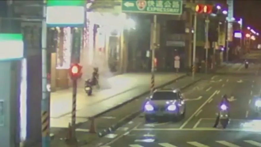 影/不滿女友跟別的男人唱K！他撂人「帶槍」狂噴滅火器遭警逮