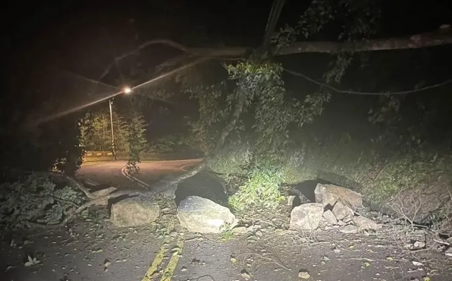 桃園復興落石阻交通！養工處凌晨火速趕往清運　不到2hr就通車