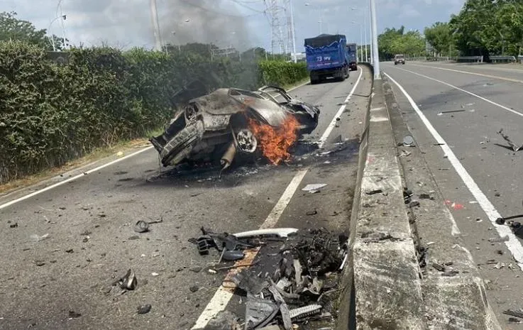 快訊/台南台84線匝道火燒車！ 車內驚見2具焦屍