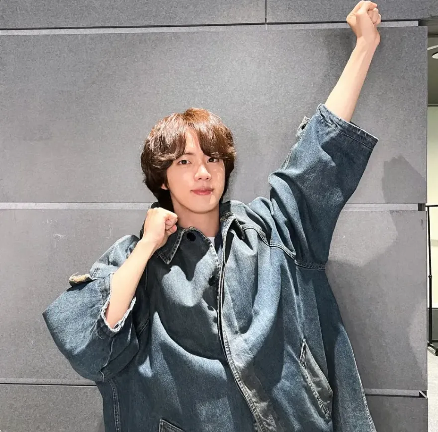 BTS女粉手機貼「歐爸軍裝照」成保命符　搶匪一看「誤以為男友」秒逃