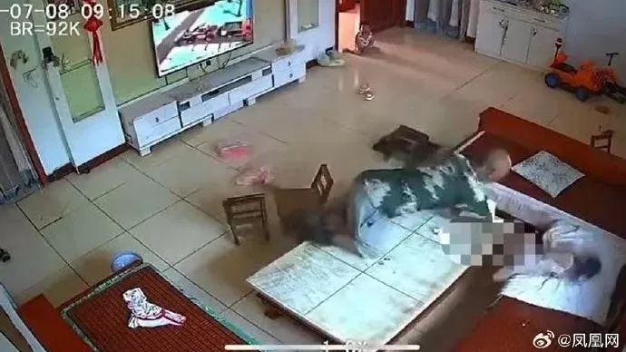 影/尖叫聲好揪心！老翁闖屋「揮斧追砍」2女童　行兇動機曝！網怒轟：太變態