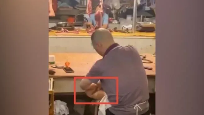 影/肉有「腳臭味」！攤商老闆用「切肉刀刮腳皮」　網怒：吐出了隔夜飯