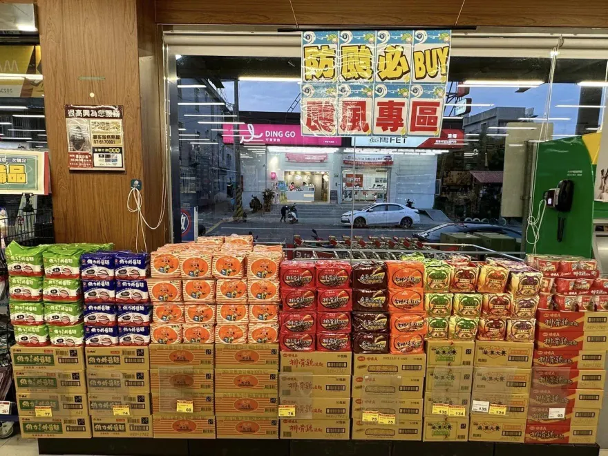 杜蘇芮轉中颱！請支援收銀　賣場、超商「泡麵山」搶購潮湧現