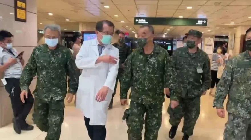 國軍迫砲彈爆炸釀9傷邱國正赴醫院探視　重傷洪姓中士左手傷勢曝