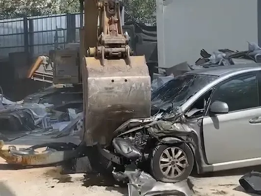 影/太誇張！移民署抓黑工竟遭怪手砸車　老闆持刀、磚塊欲攻擊