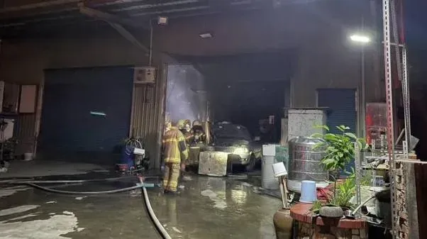 台南學甲夜半惡火！2人受困2樓　消防員「軍刀鋸破開鐵窗」救人