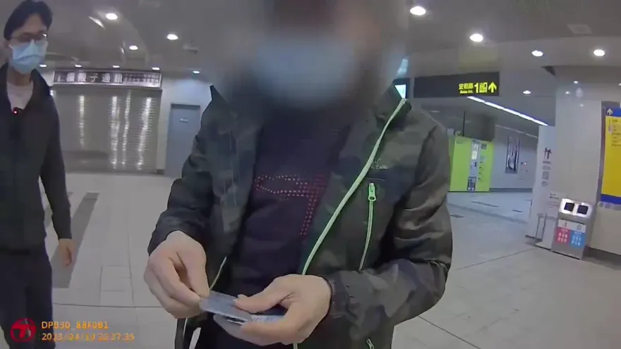 影/躲5年栽了！越籍移工「欠3億」逾期居留1855天　臨檢秀假證件露餡