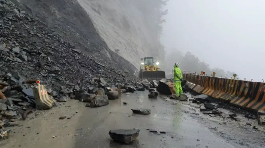快訊/中颱「杜蘇芮」發威！南投台8線關原段土石坍落交通中斷　緊急封路搶修中