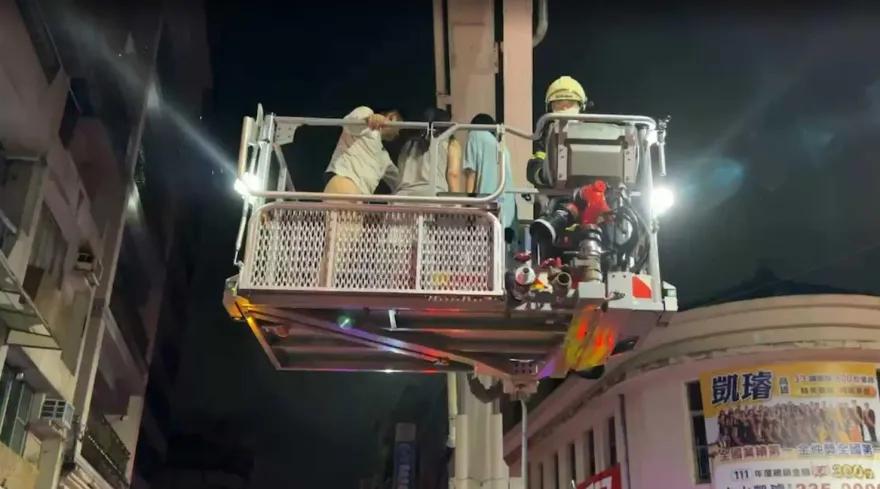 影/疑電線走火！高雄透天厝凌晨猛竄黑煙　警消急升雲梯救3人脫困