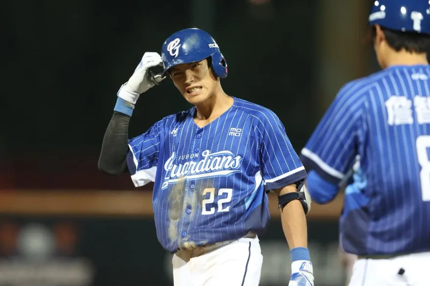 影/十年三壘！李宗賢飛撲美技彌補失誤　3安躍居打擊王