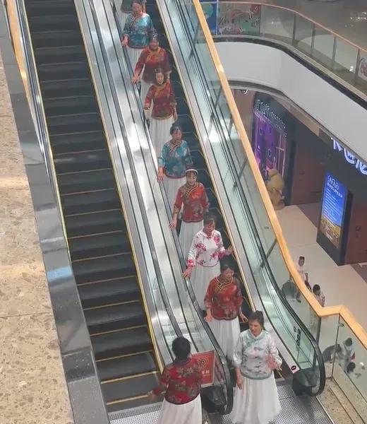 影/大媽霸占賣場手扶梯拍影片惹議　網諷刺：這是流水線上的豬？