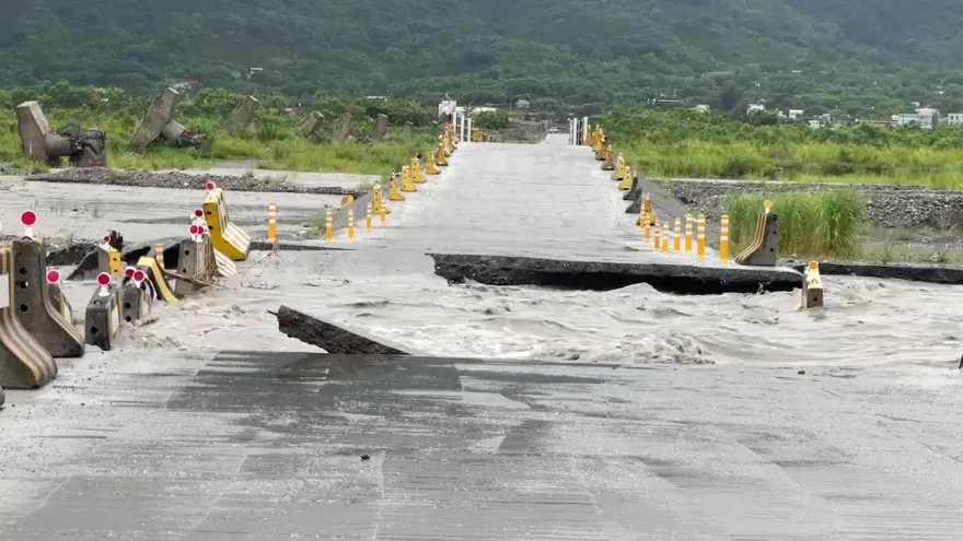 快訊/杜蘇芮災情！惡水吞橋畫面曝　花蓮高寮、崙天2大橋便道遭沖毀