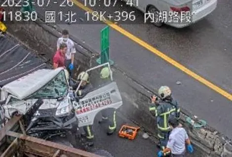 快訊/國1內湖段驚傳車禍！貨車駕駛受困車頭搶救中　車流回堵5公里