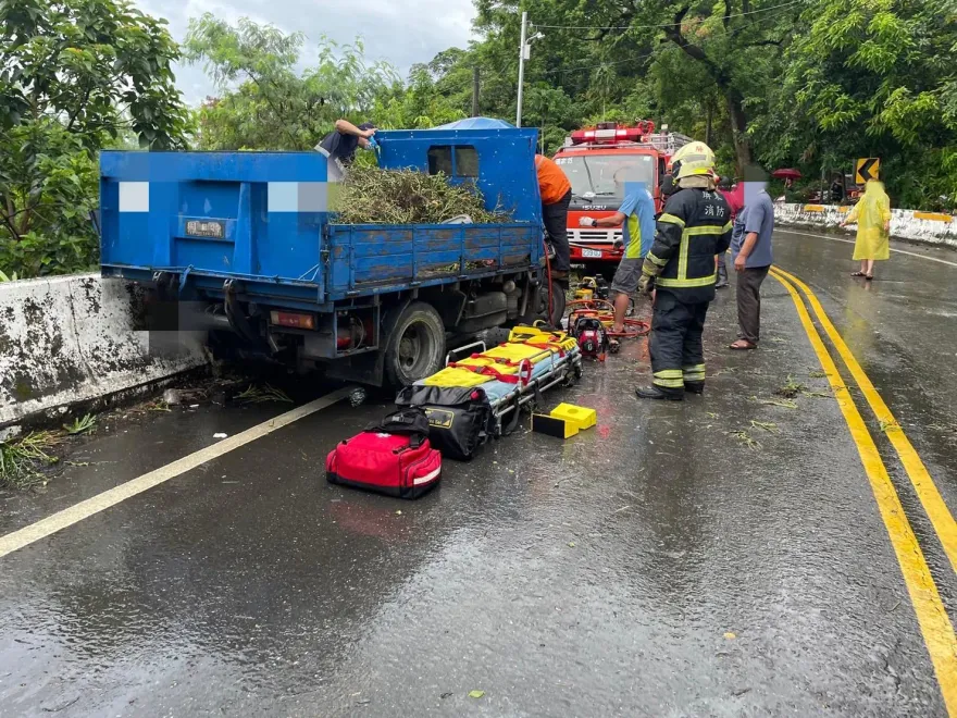 杜蘇芮災情/小貨車山路失控打滑衝撞大貨車　1駕駛右腳骨折送醫
