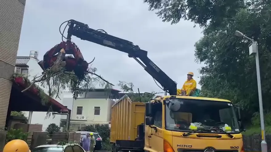 杜蘇芮災情/風狂雨驟！台東鯉魚山樹壓車、民宅水淹小腿高