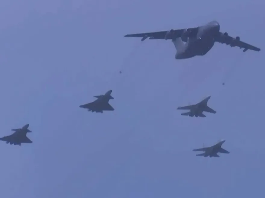 影/長春航展開幕！解放軍秀肌肉　運油-20殲-20殲-16三機空中同框