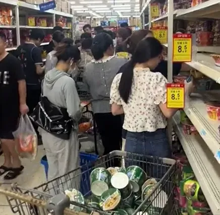 影/杜蘇芮來勢洶洶！廈門民眾開始囤購防颱物資　賣場貨架遭掃空