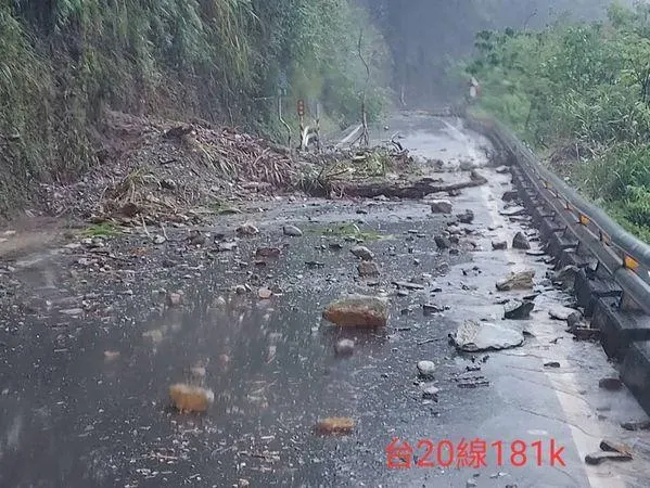快訊/台20「利稻－初來」路段中斷！碎石滾落阻交通　怪手急搶修
