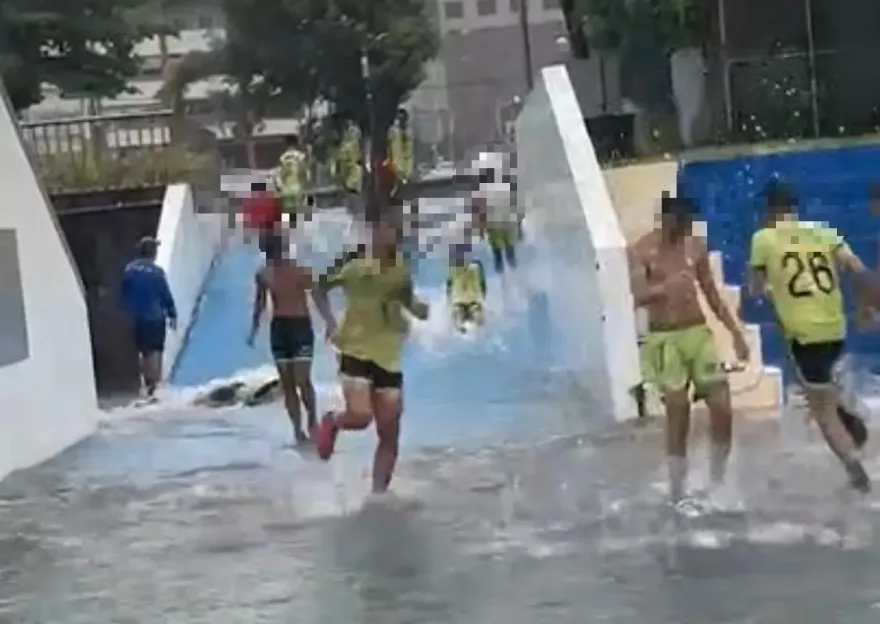 杜蘇芮災情/颱風天湧小鮮肉！田徑場斜坡被淹成滑水道　學生玩嗨了