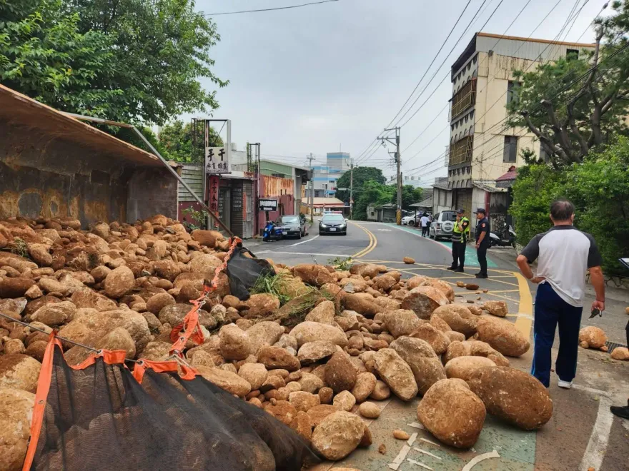 影/台中砂石車絕命後退、後車「啟動完美R檔」　下一秒！巨石山眼前傾瀉