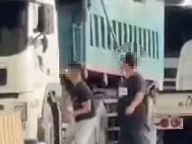 影/狠砸片！林口砂石車排班糾紛　3壯漢狂尻座駕玻璃跟後照鏡