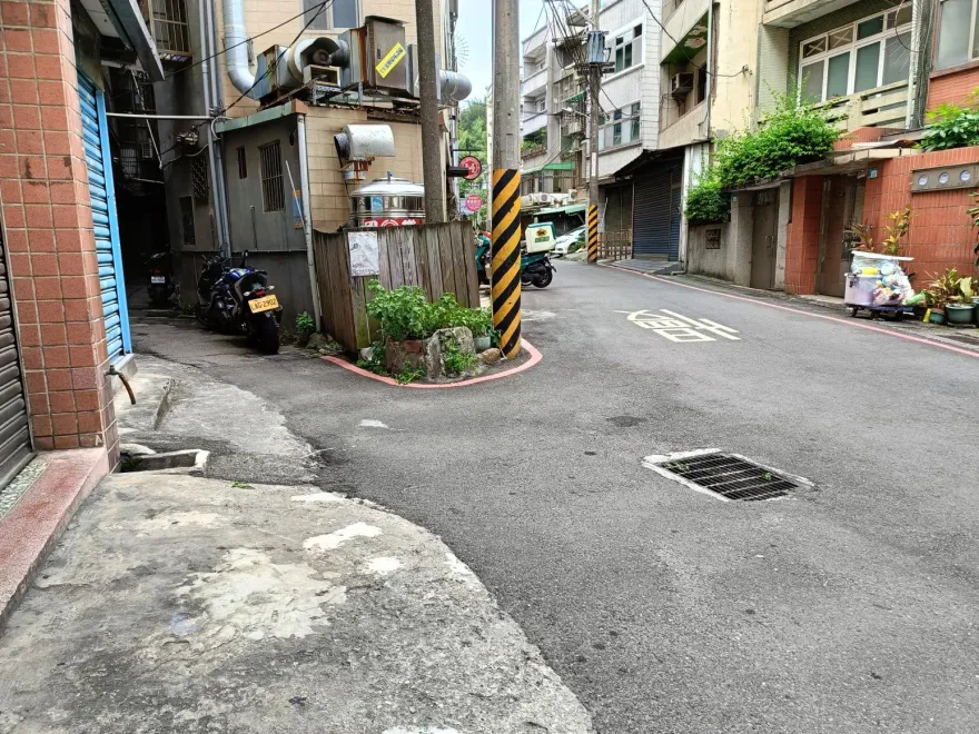 快訊/為百元割頸！淡水狠翁持利剪刺老伴　她脖子噴血狂奔求救