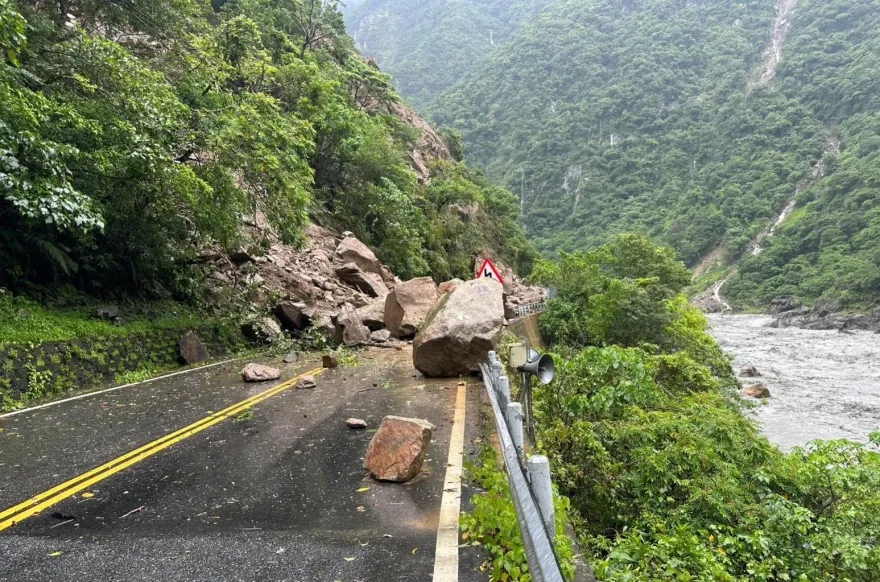杜蘇芮災情/【影】中橫坍方畫面曝光！花蓮天祥280戶停電、晶英酒店遊客出不來　巨石堵路搶修