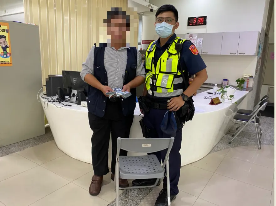 台中糊塗騎士「錢袋破掉」騎車飛撒20萬鈔票　熱心民眾幫撿回