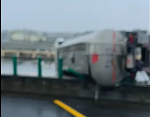 影／豪大雨路滑釀禍！台78線虎尾段牛奶槽車翻覆橫躺…1傷送醫