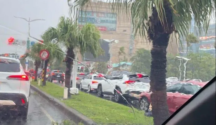 下午2點不到！高雄夢時代「車潮塞爆」　網看傻：南部連假第二天