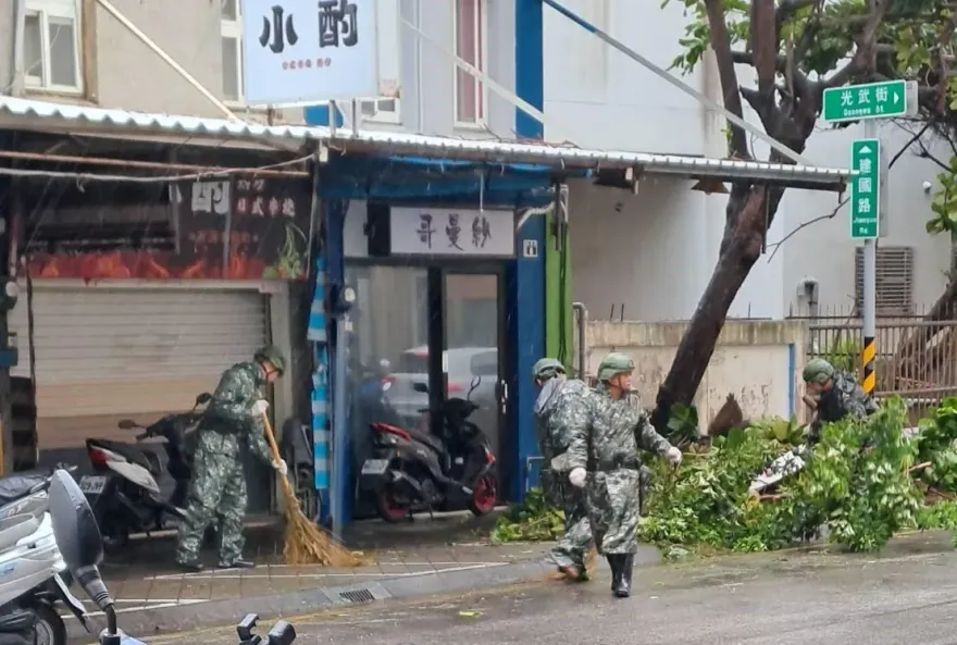 影/杜蘇芮災情！颱風肆虐澎湖　澎防部投入500多名國軍幫助災後復原