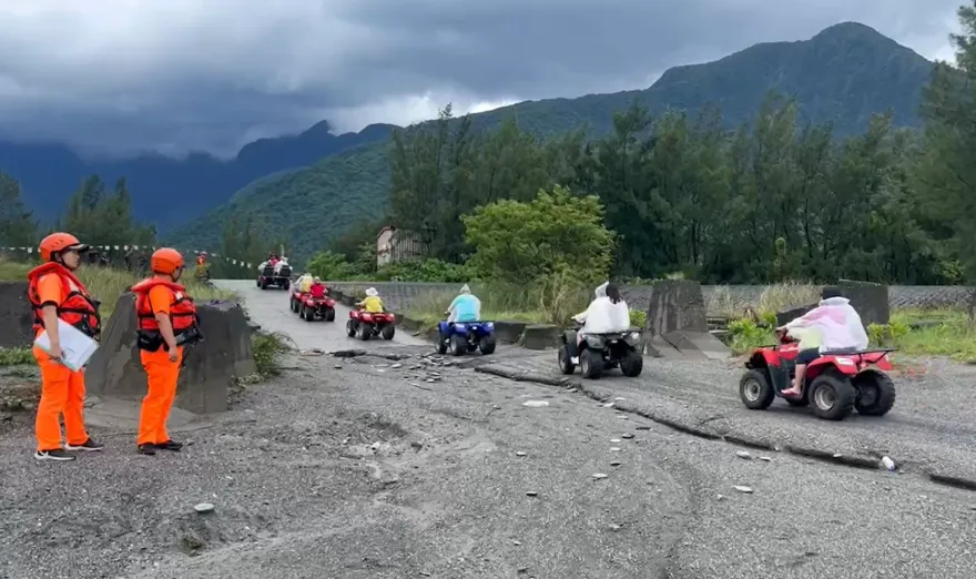 好大膽子！花蓮遊客無視管制強闖沙灘遊玩　業者恐吃罰單