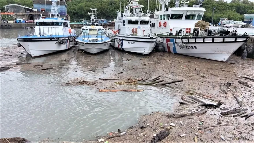 杜蘇芮災情/無情大雨沖刷山區　台東南迴沙灘漂流木綿延50公里