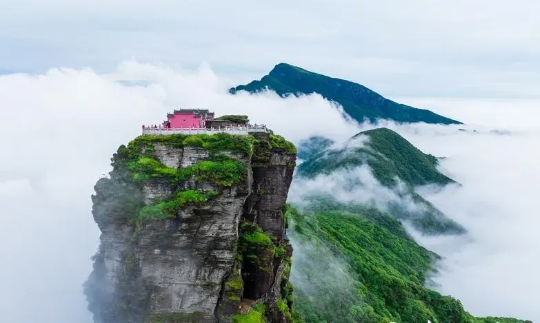 「好芭比」！貴州世遺梵淨山金頂古廟遭破壞　外牆漆成粉紅色當局勒令修復